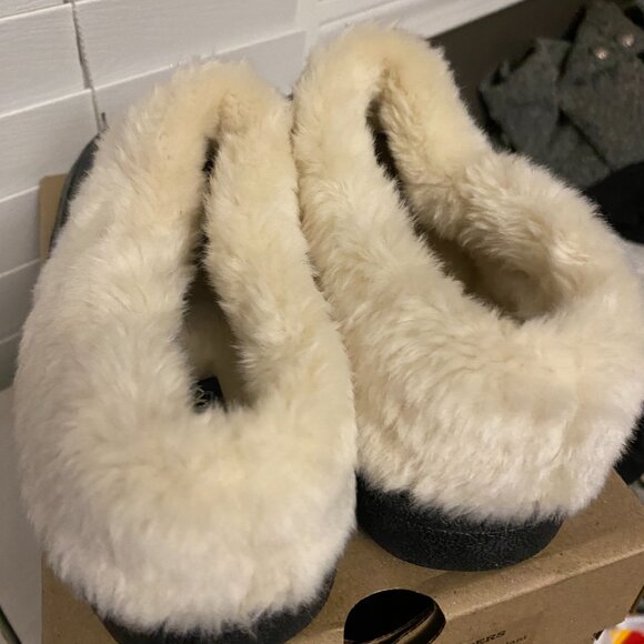 New in Box Clark indoor/outdoor Slippers - Picture 3 of 5